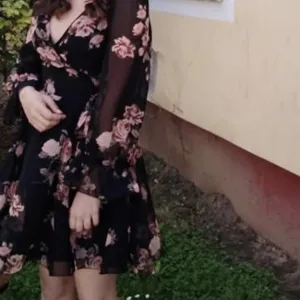 Crna cvetna svečana haljina