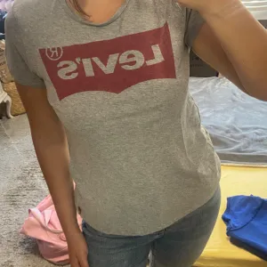 Levis siva ženska majica