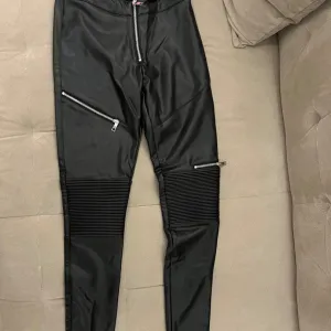 Zara kozne pantalone