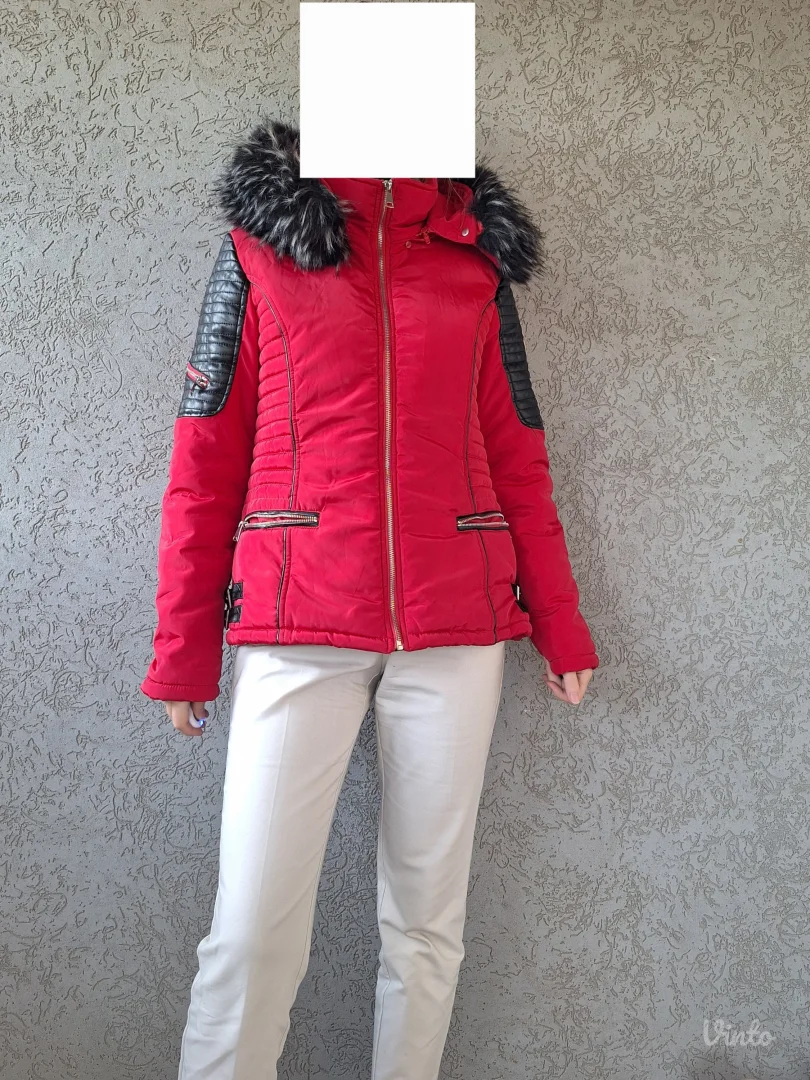 Crvena jakna sa krznom