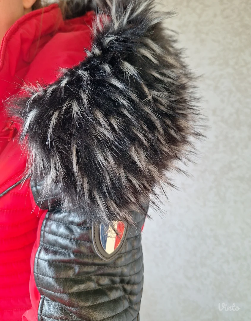 Crvena jakna sa krznom