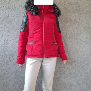 Crvena jakna sa krznom