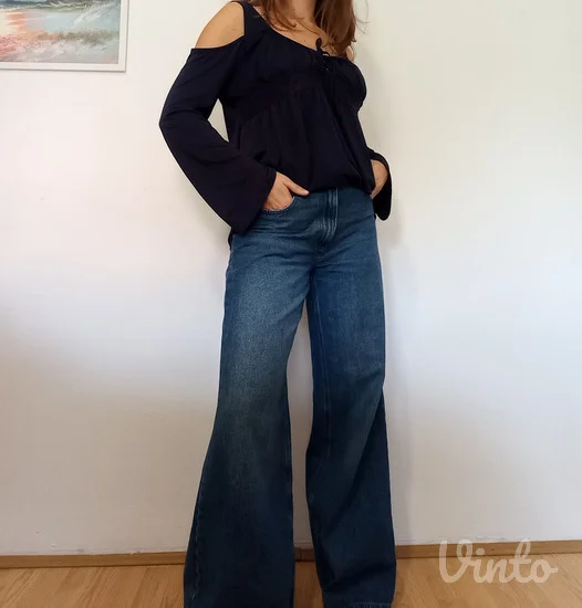 Teget bluza sa otvorenim ramenima