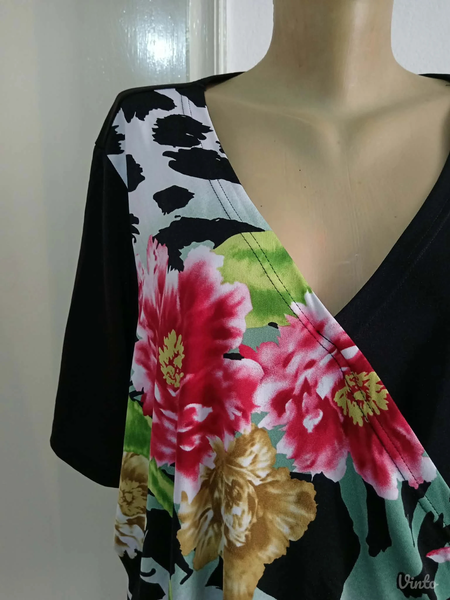 Elegantna bluza sa ružama