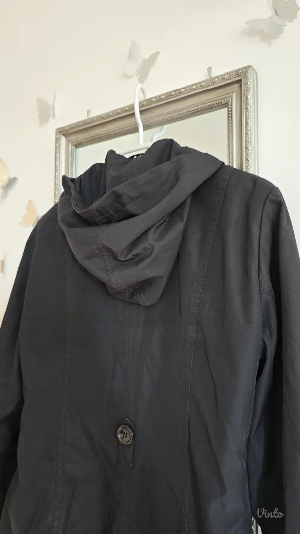 Crna strukirana jakna sa kapuljačom