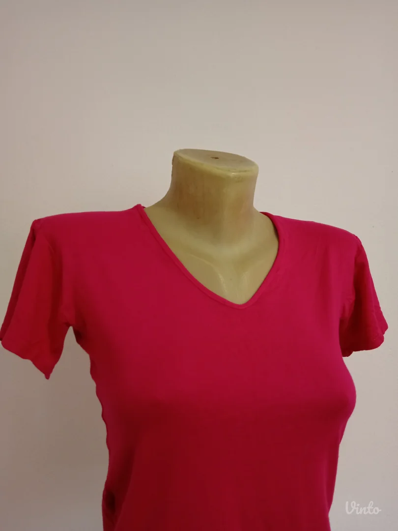 Roze majica na kratke rukave