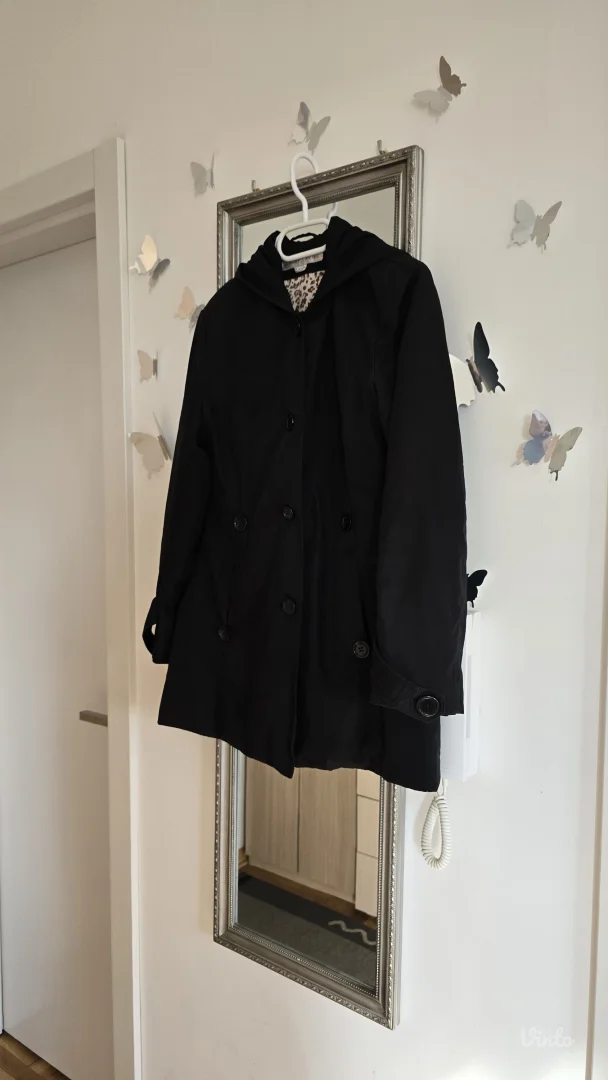 Crna strukirana jakna sa kapuljačom