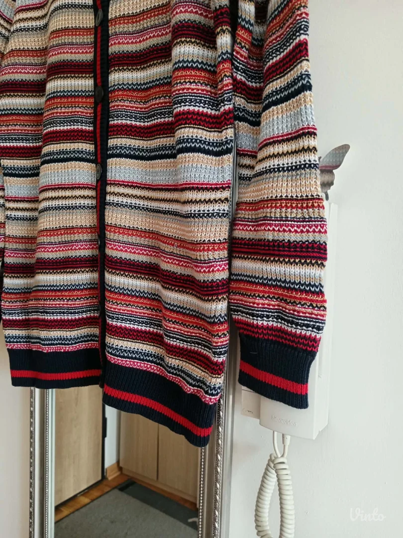 Presladak šareni džemper na kopčanje