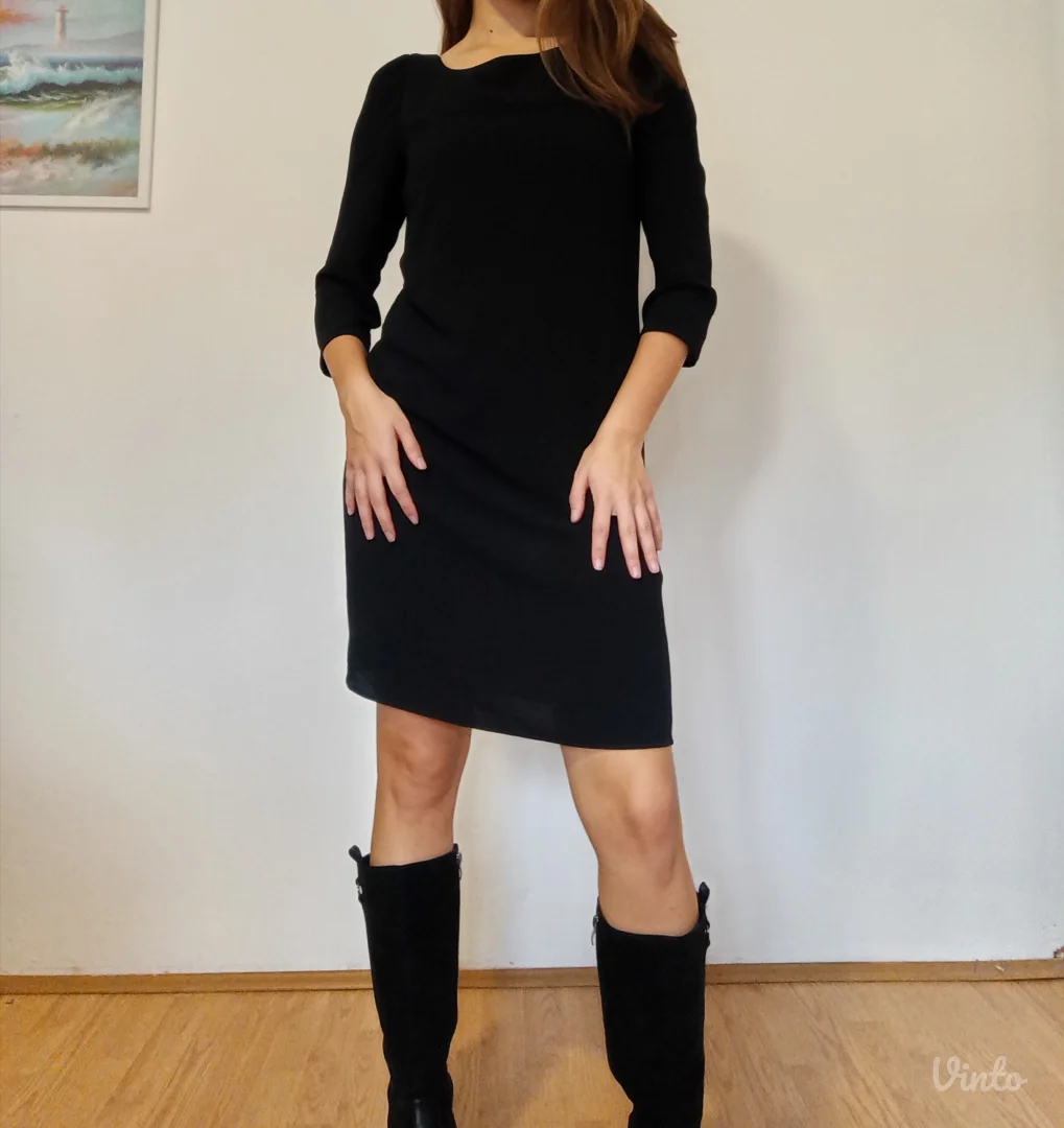 Predivna crna haljina sa mašnom pozadi