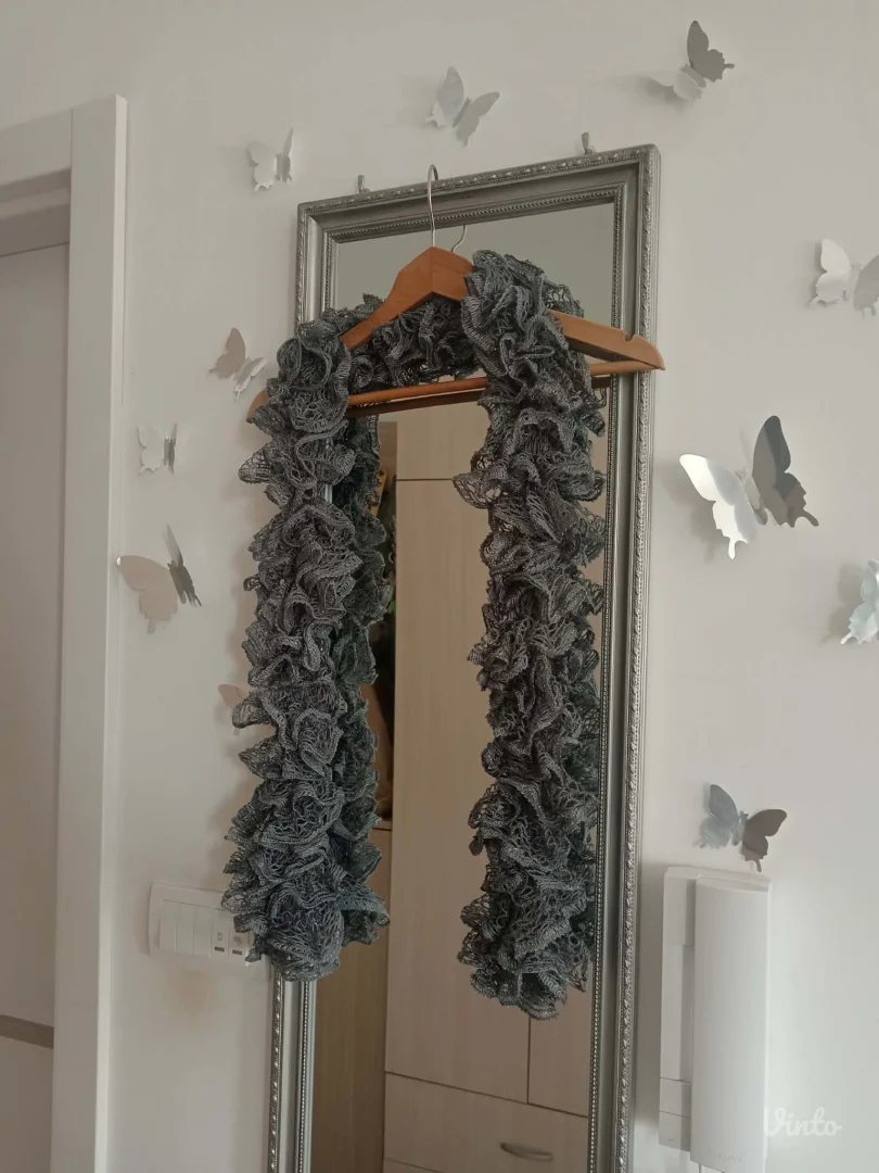 Presladak šal sive boje