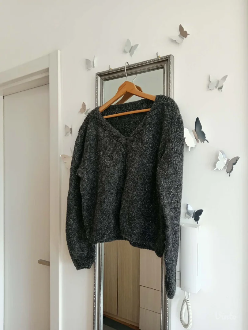 Predivan sivi džemper sa sjajem po sebi