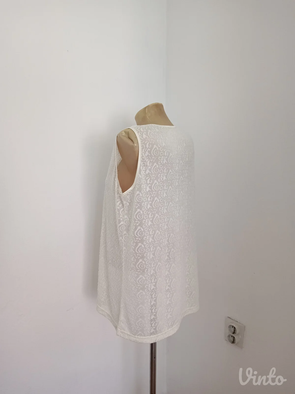 Bela lagana bluza