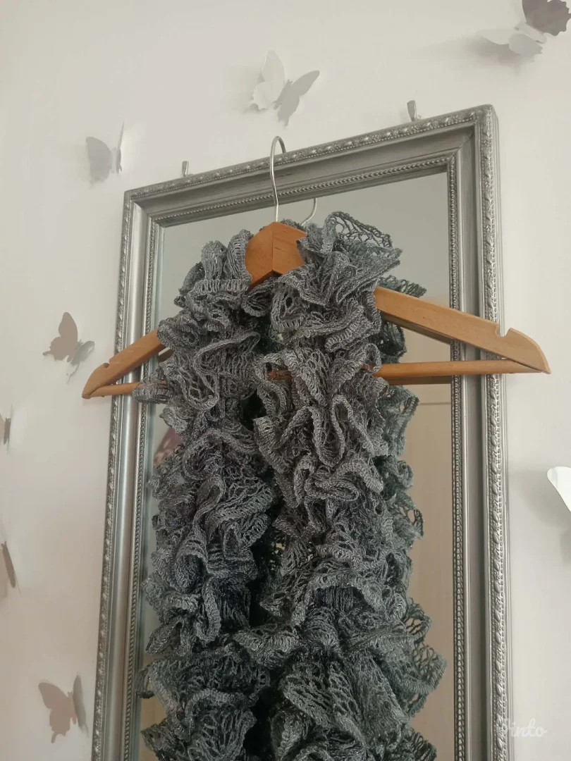 Presladak šal sive boje