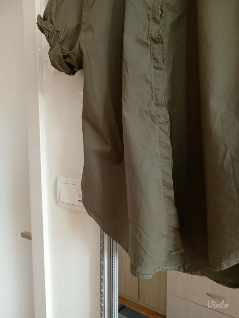 H&M pamučna maslinasto zelena košulja
