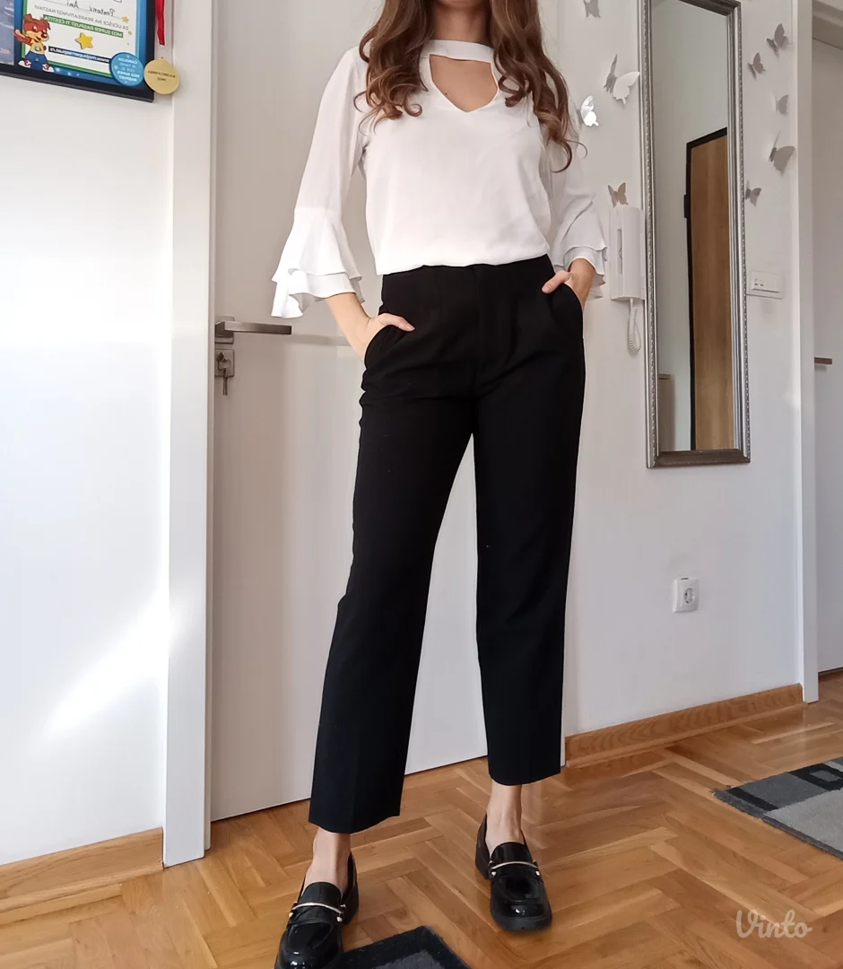 Bela bluza sa zvonastim rukavima