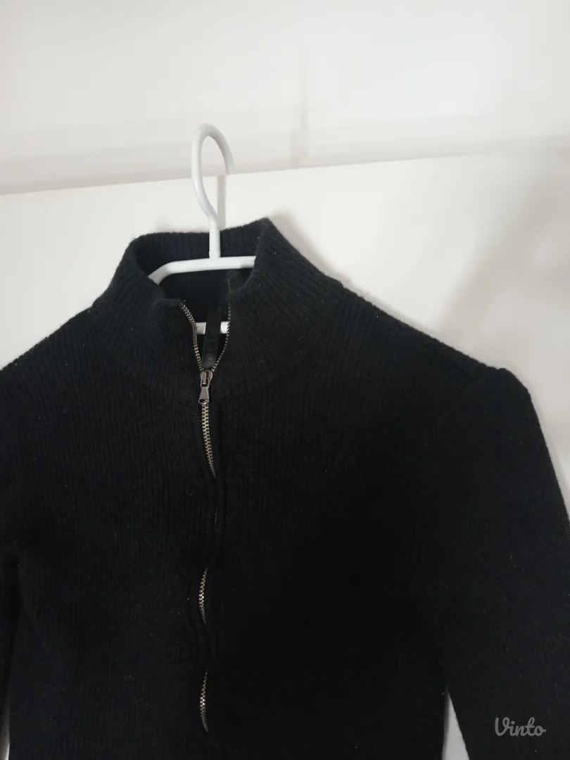 Crni vuneni džemper