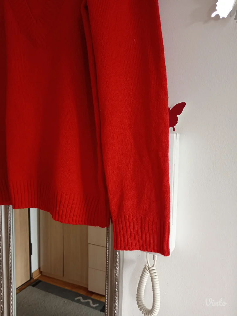 Crveni džemper od akrila