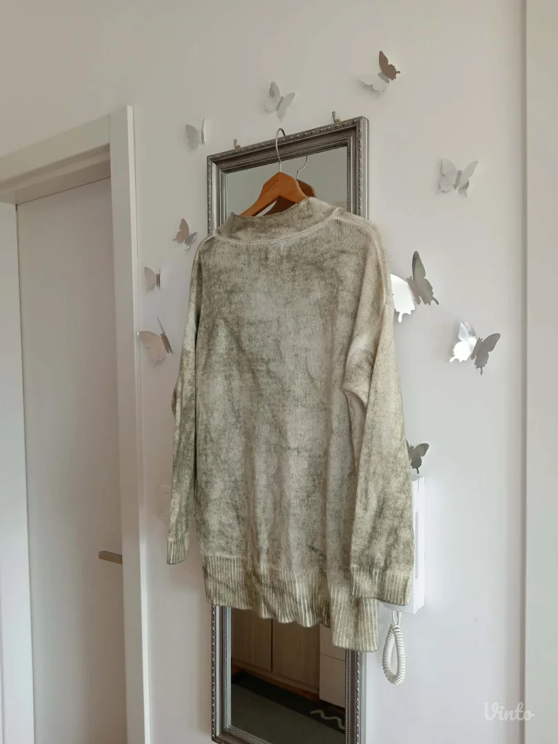 Bež džemper sa zalenom šarom