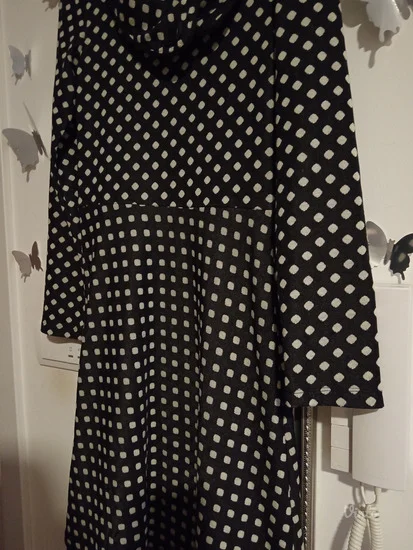 Katrin crna haljina na tufne