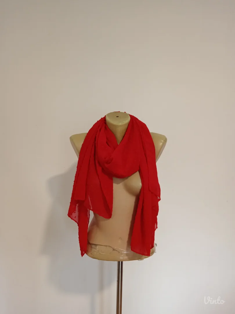 Predivna crvena ešarpa