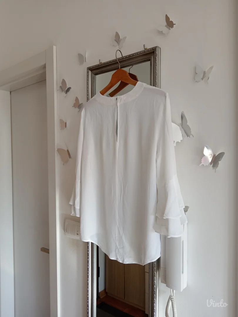 Bela bluza sa zvonastim rukavima