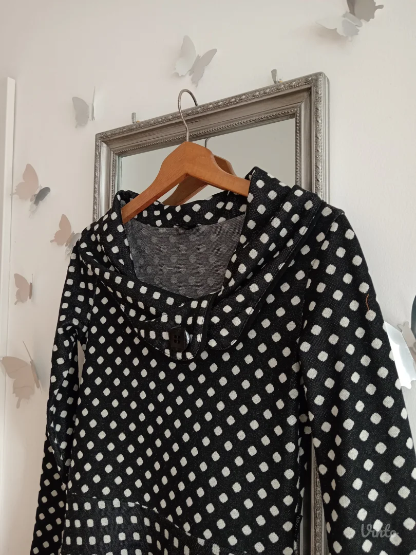 Crna haljina na tufne