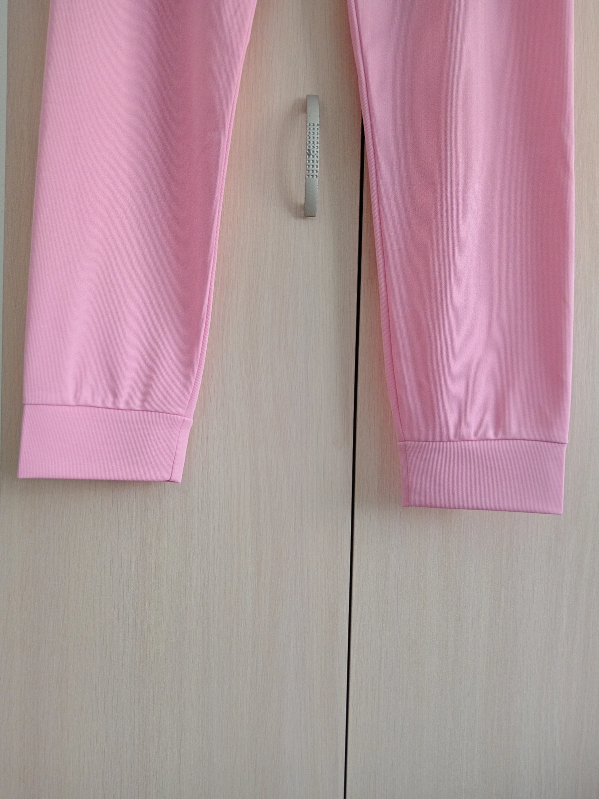 Roze trenerka sa slovom NOVO