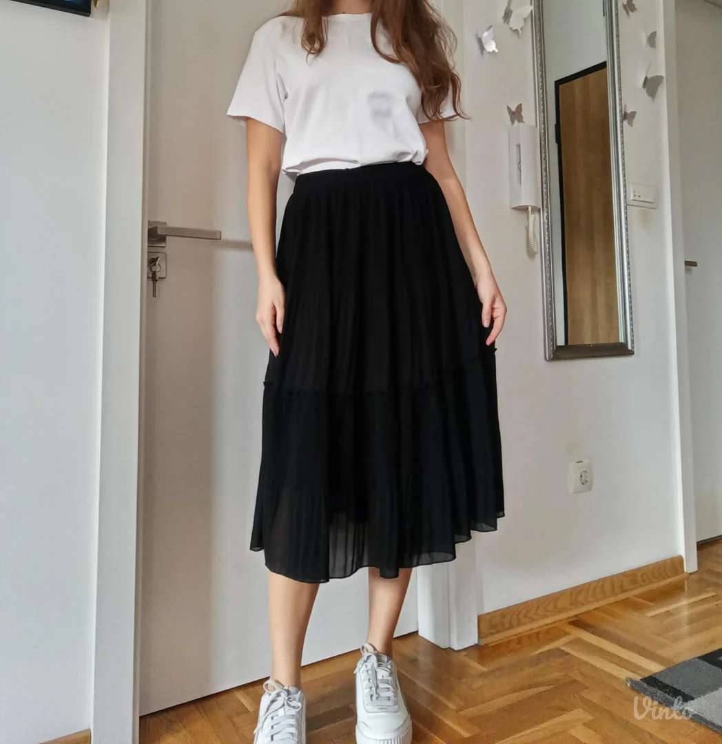 Lepršava crna haljina