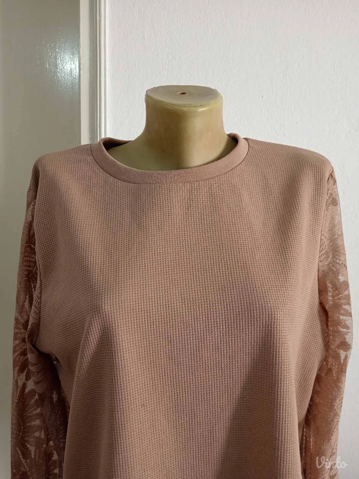Braon bluza sa zanimljivim rukavima