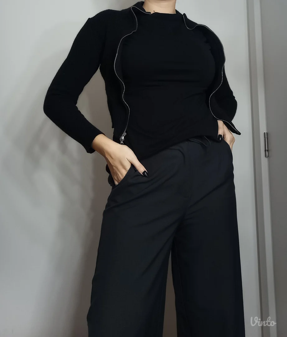 Crni vuneni džemper