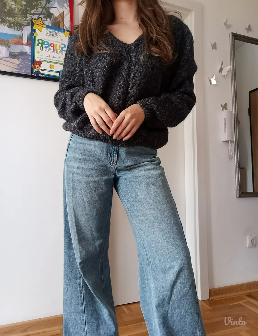 Predivan sivi džemper sa sjajem po sebi