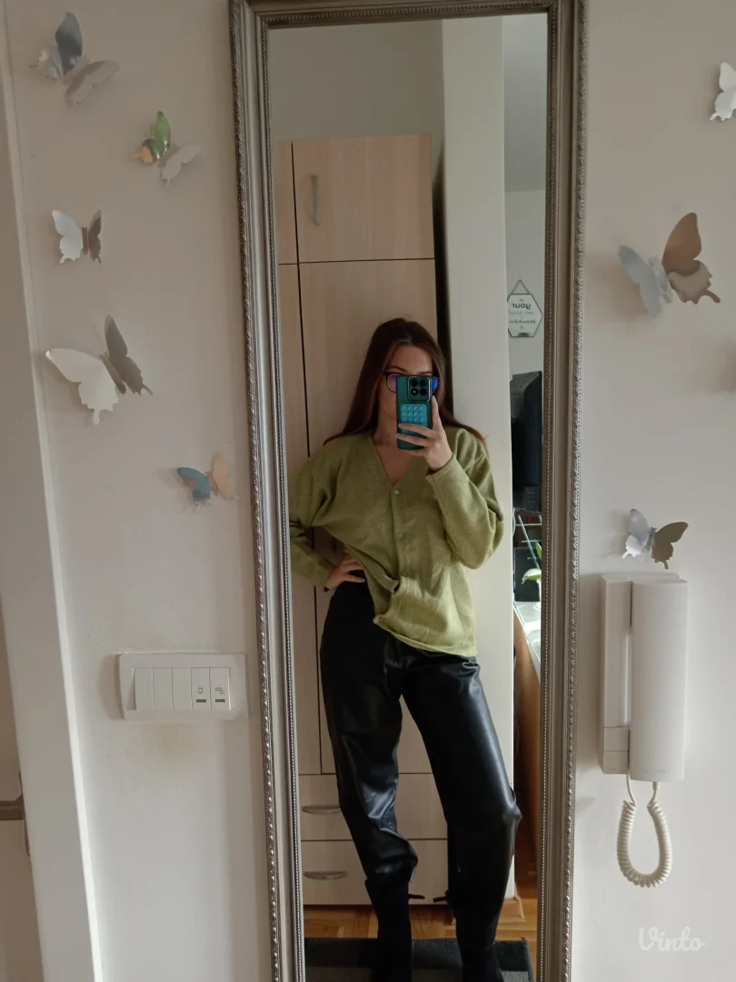 Zeleni džemper od akrila