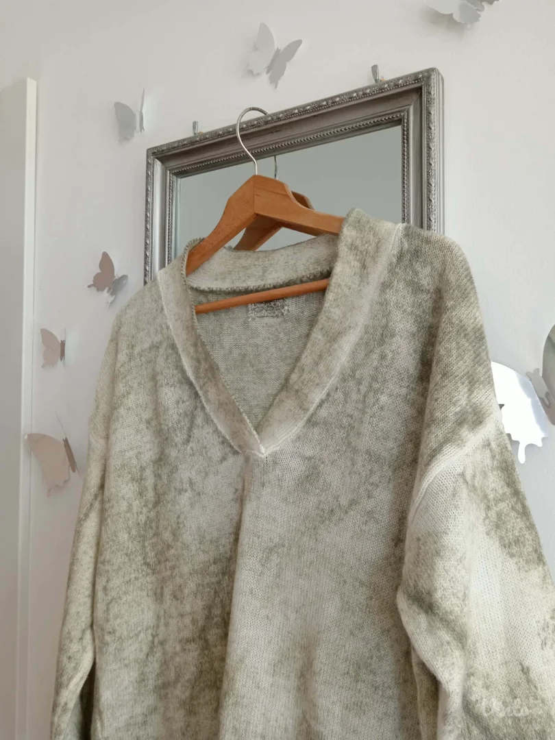 Bež džemper sa zalenom šarom