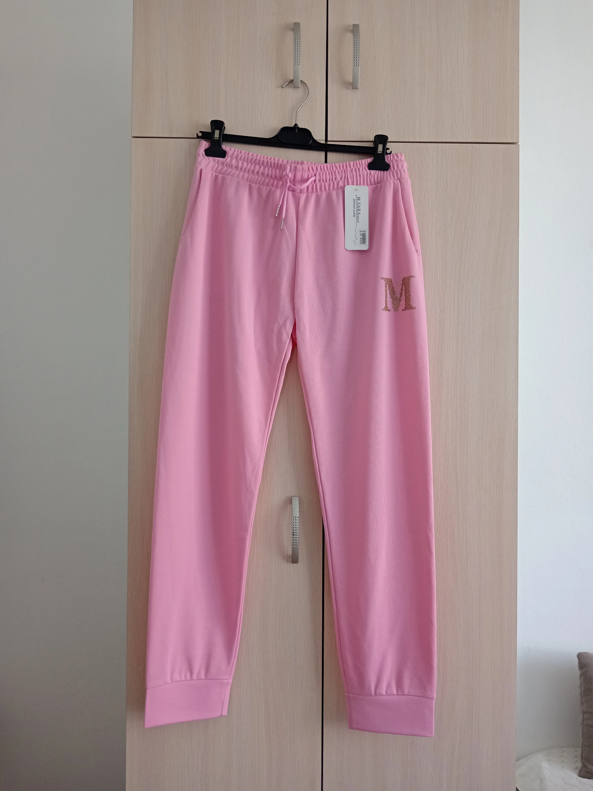 Roze trenerka sa slovom NOVO