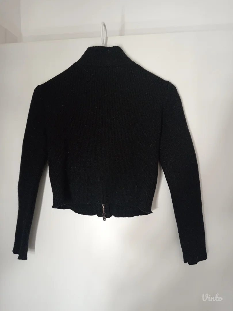 Crni vuneni džemper