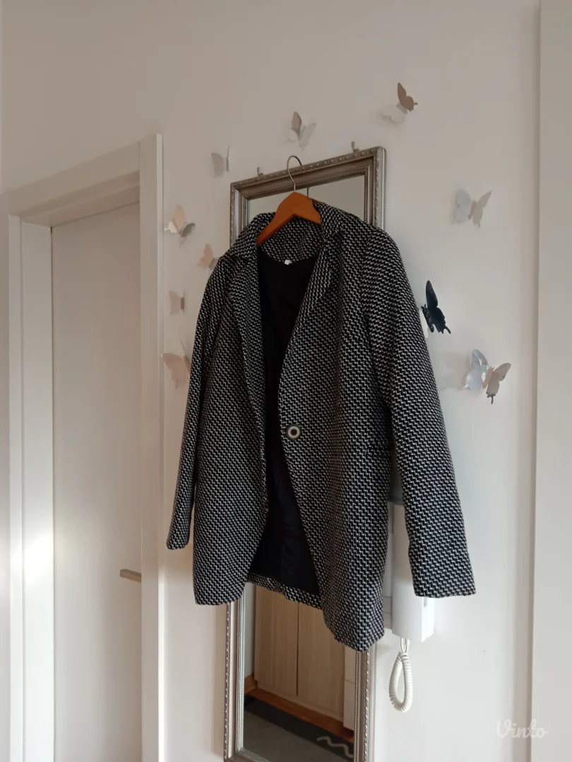 Predivan crno beli sako blejzer