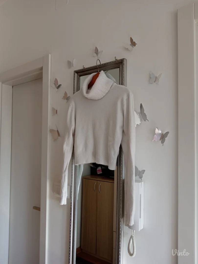 Beli kraći džemper