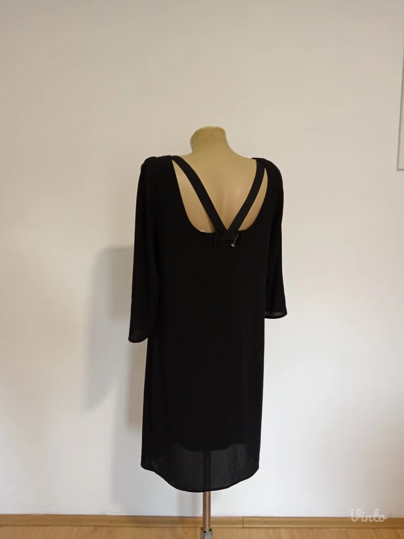 Predivna crna haljina sa mašnom pozadi