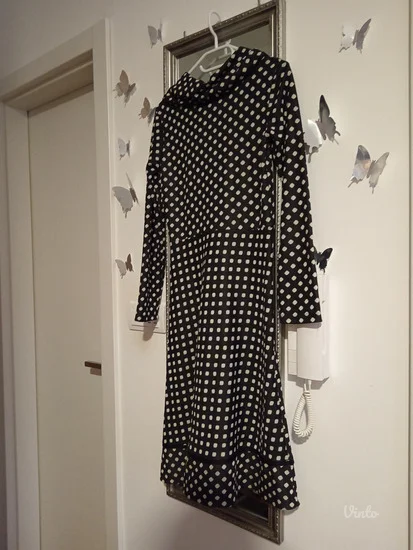 Katrin crna haljina na tufne