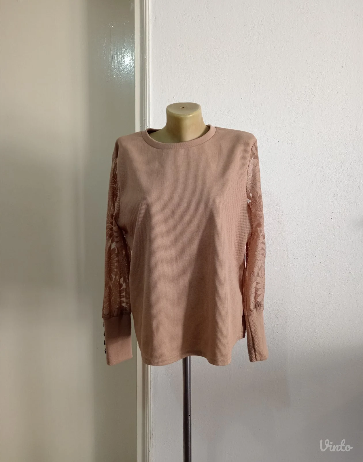 Braon bluza sa zanimljivim rukavima