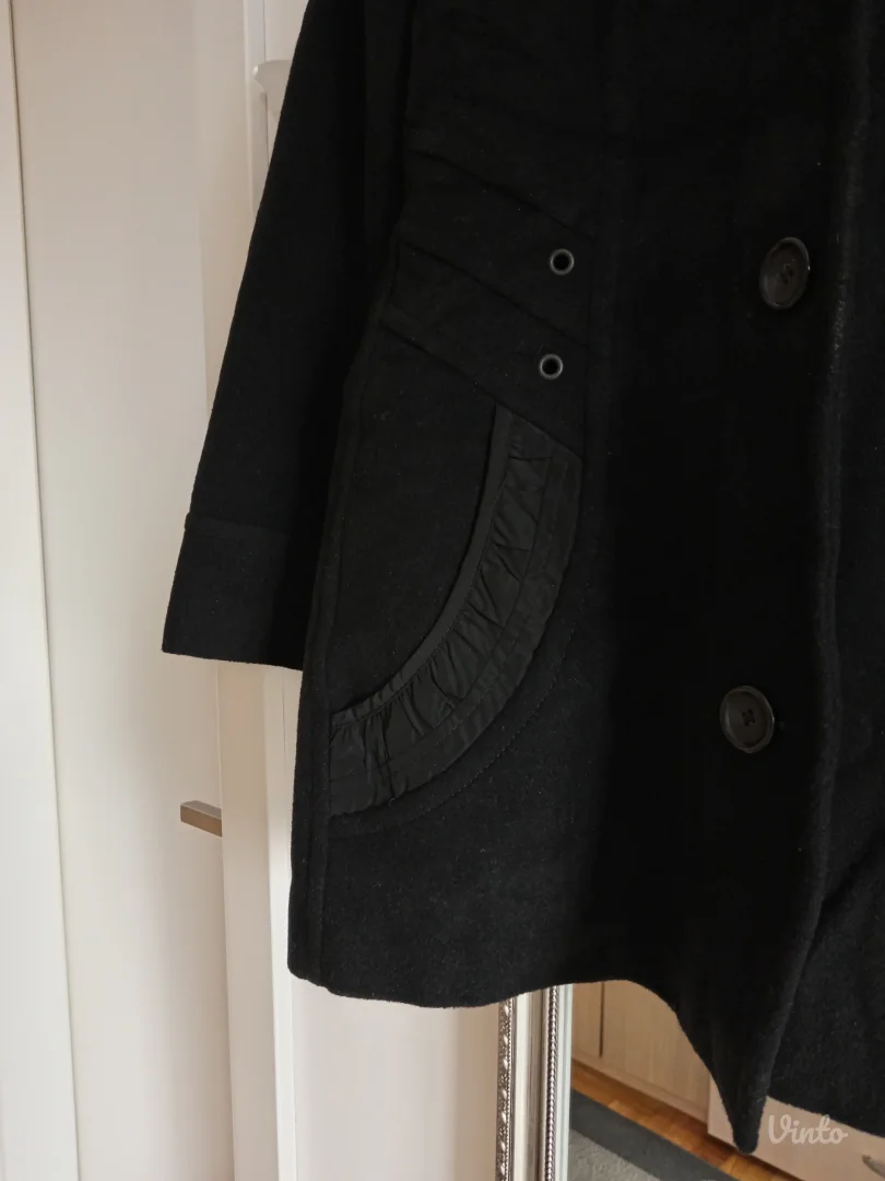 Barbara Lebek crni kaput