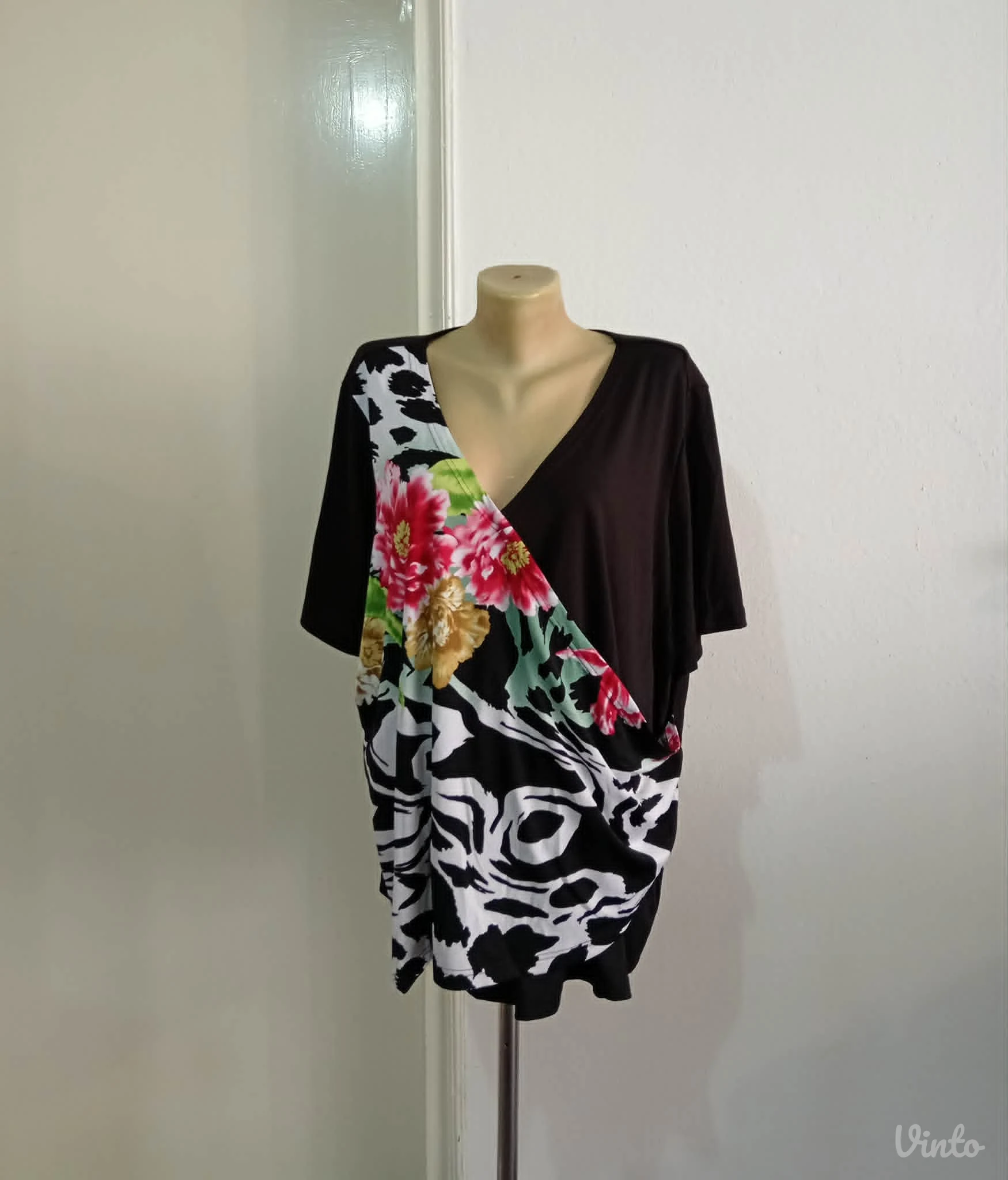 Elegantna bluza sa ružama