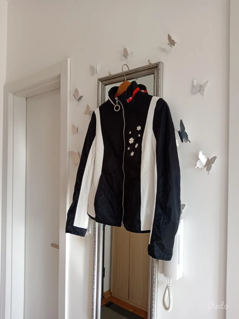 Jakna sa zanimljivim detaljima