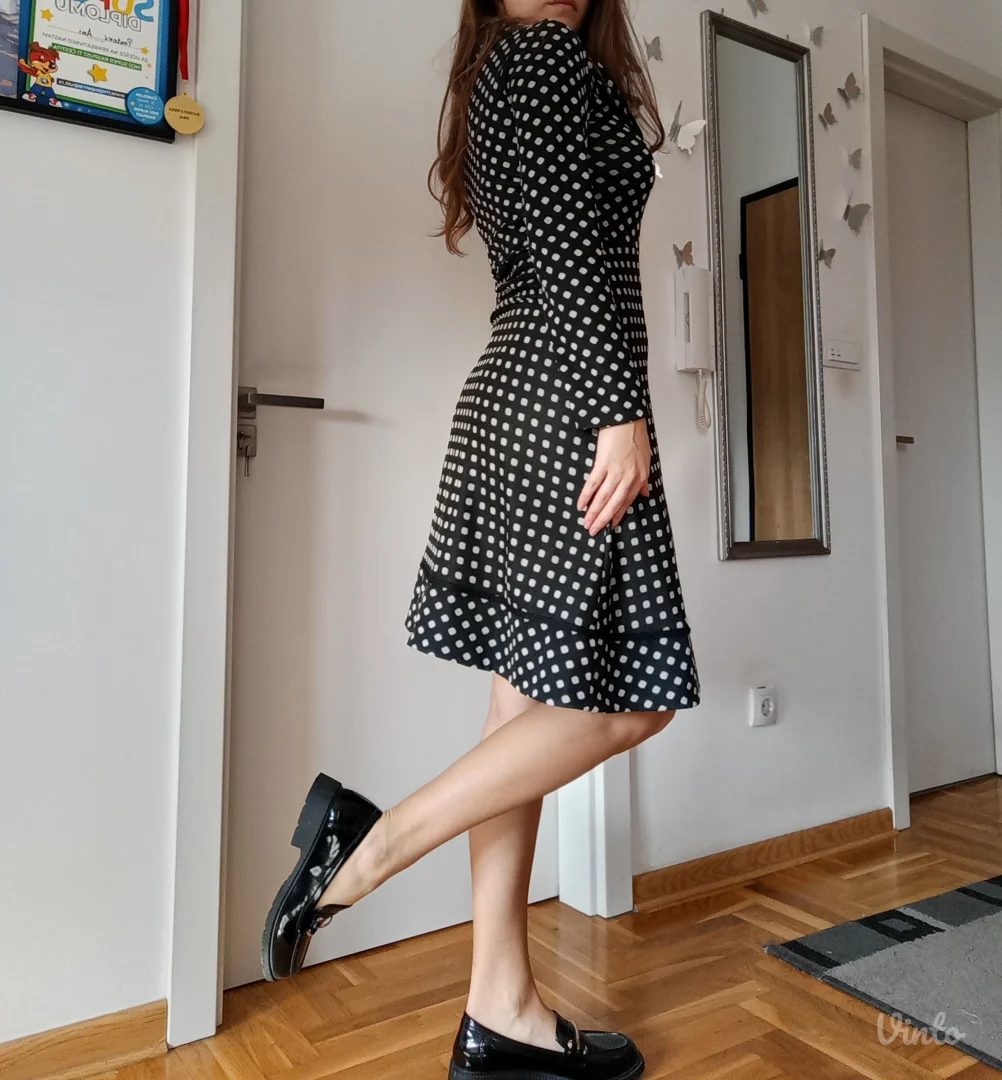 Crna haljina na tufne