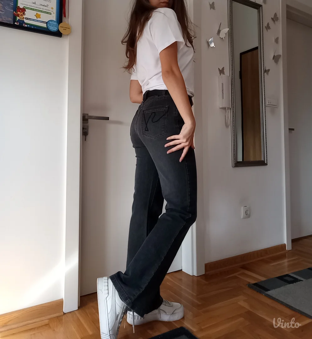 Farmerice sivo crne boje zvonarice