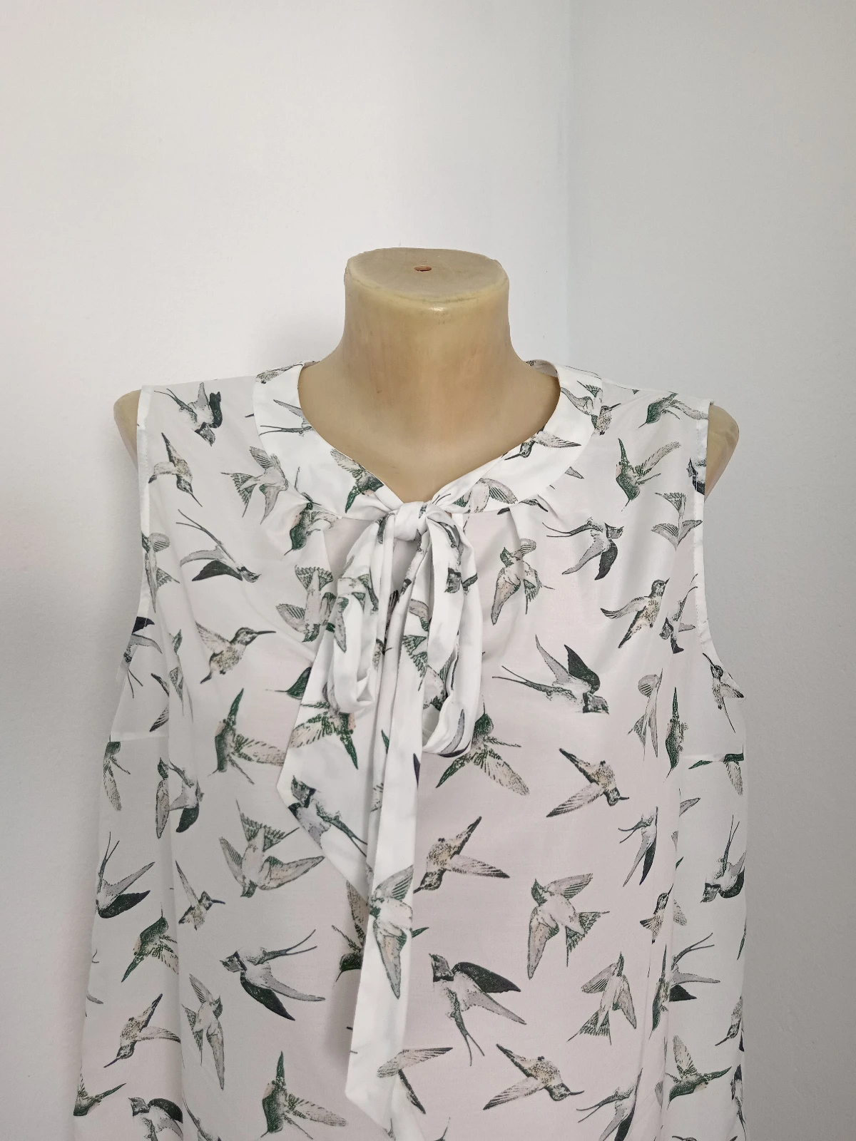 Predivna bluza koja se vezuje oko vrata