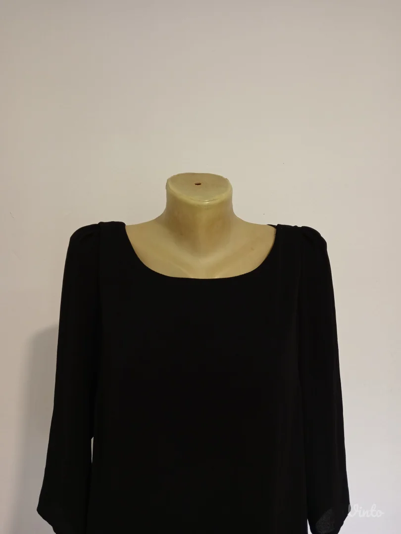 Predivna crna haljina sa mašnom pozadi