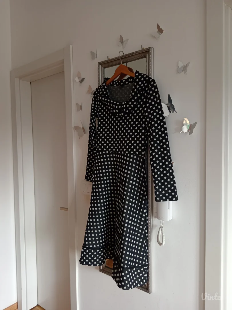 Crna haljina na tufne