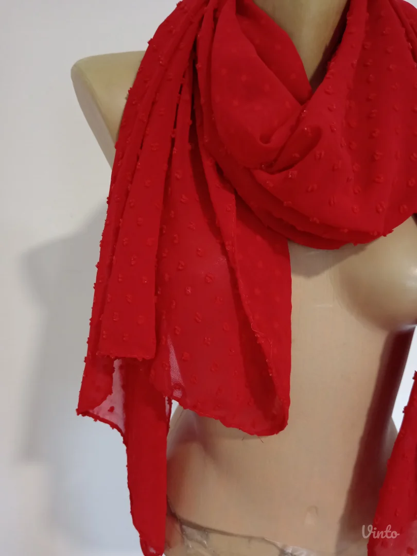 Predivna crvena ešarpa