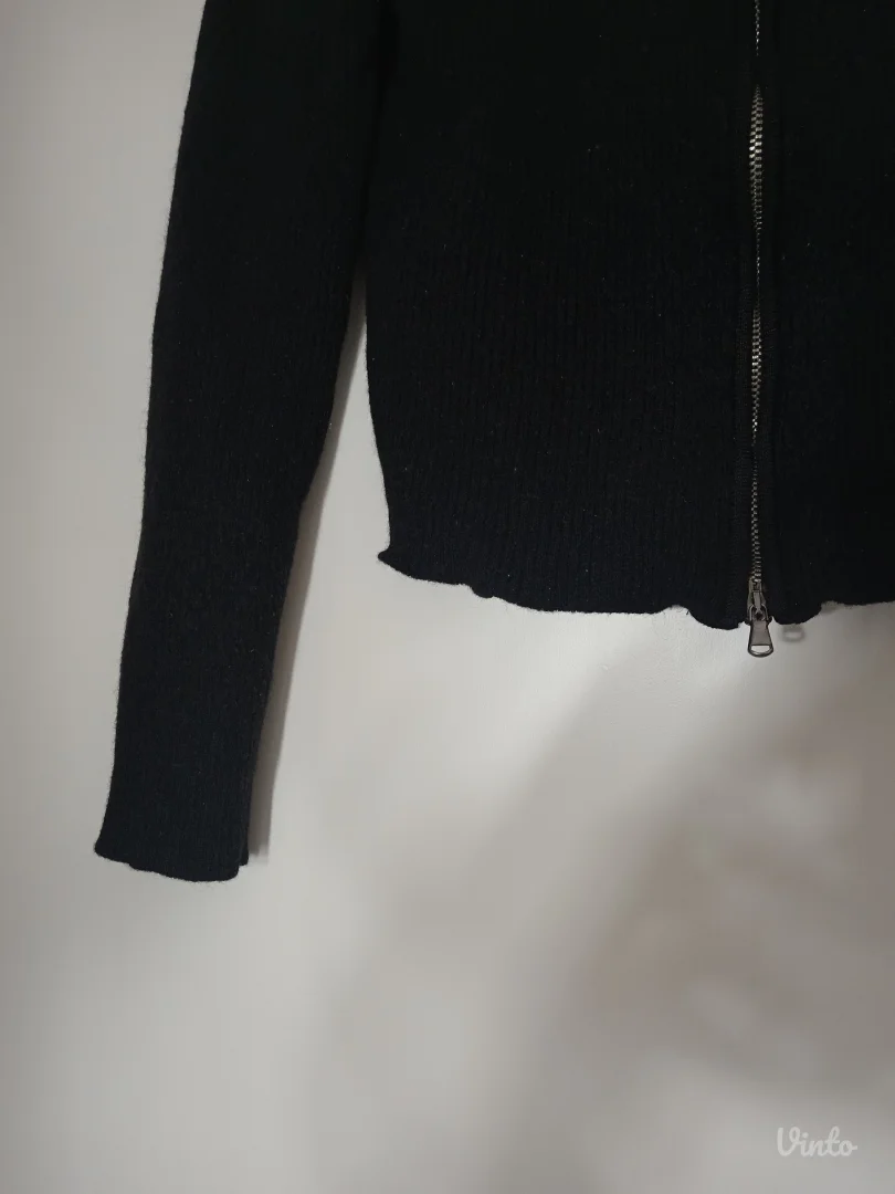 Crni vuneni džemper